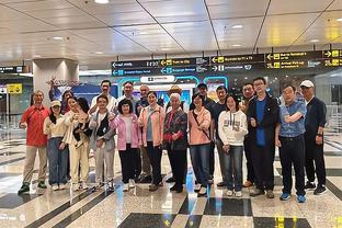 ?太尬了！路人在新加坡机场遇见国足：哇，张凡林！